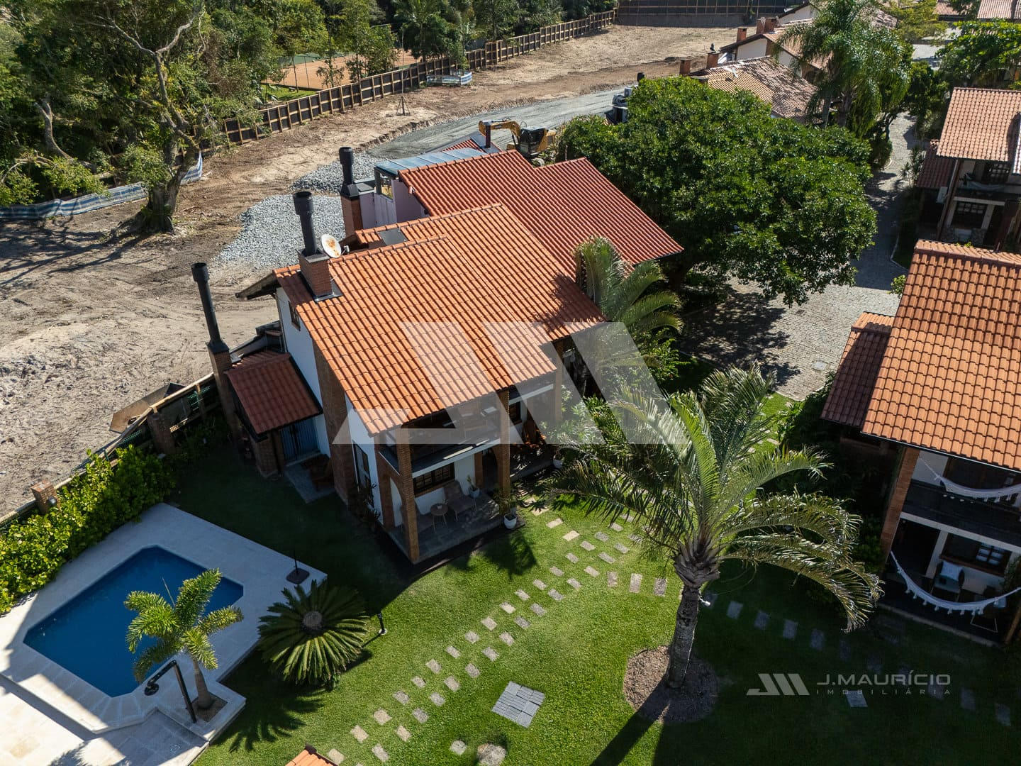 Casa frente-mar na Praia do Estaleiro em condomínio fechado