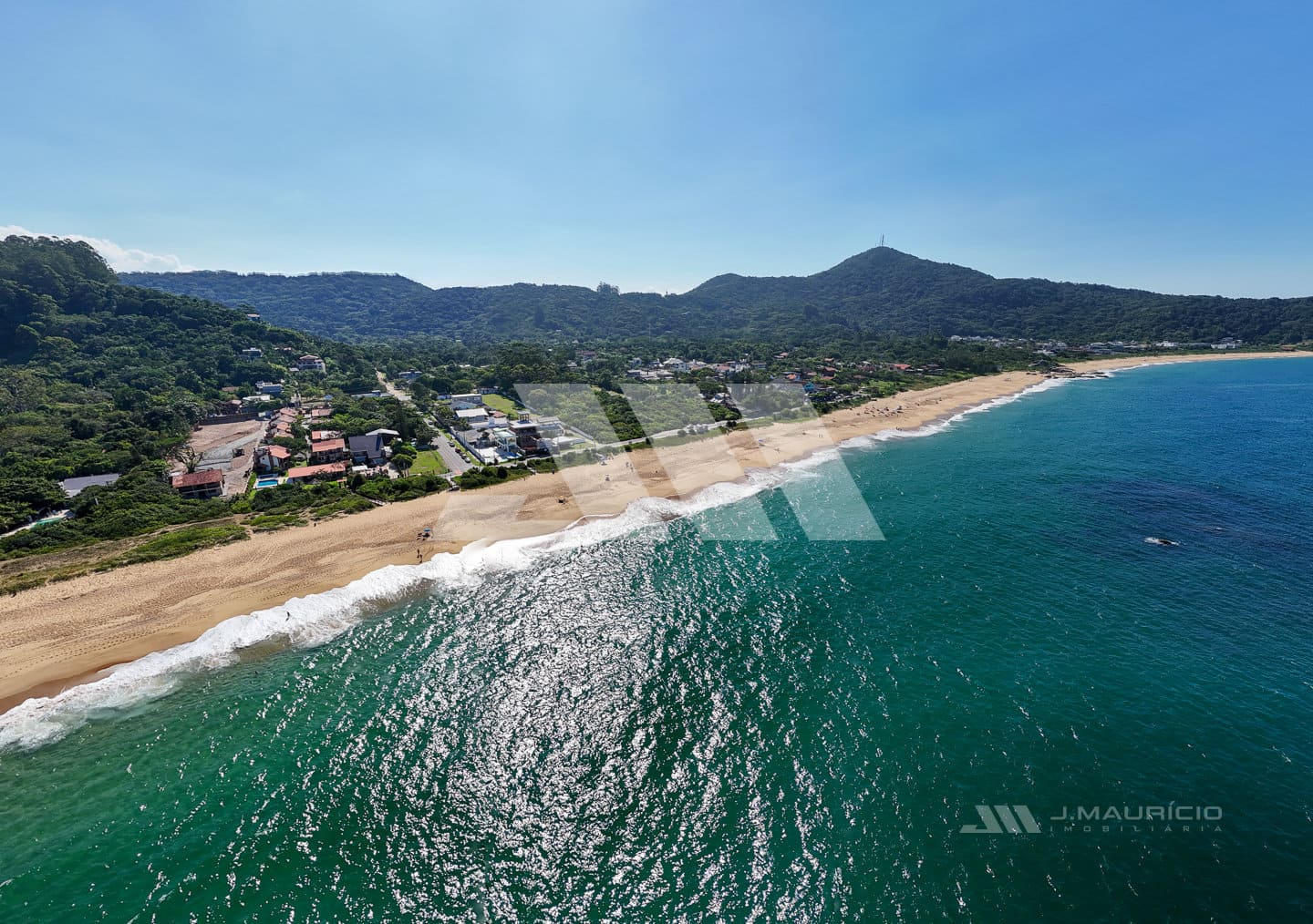 Casa frente-mar na Praia do Estaleiro em condomínio fechado