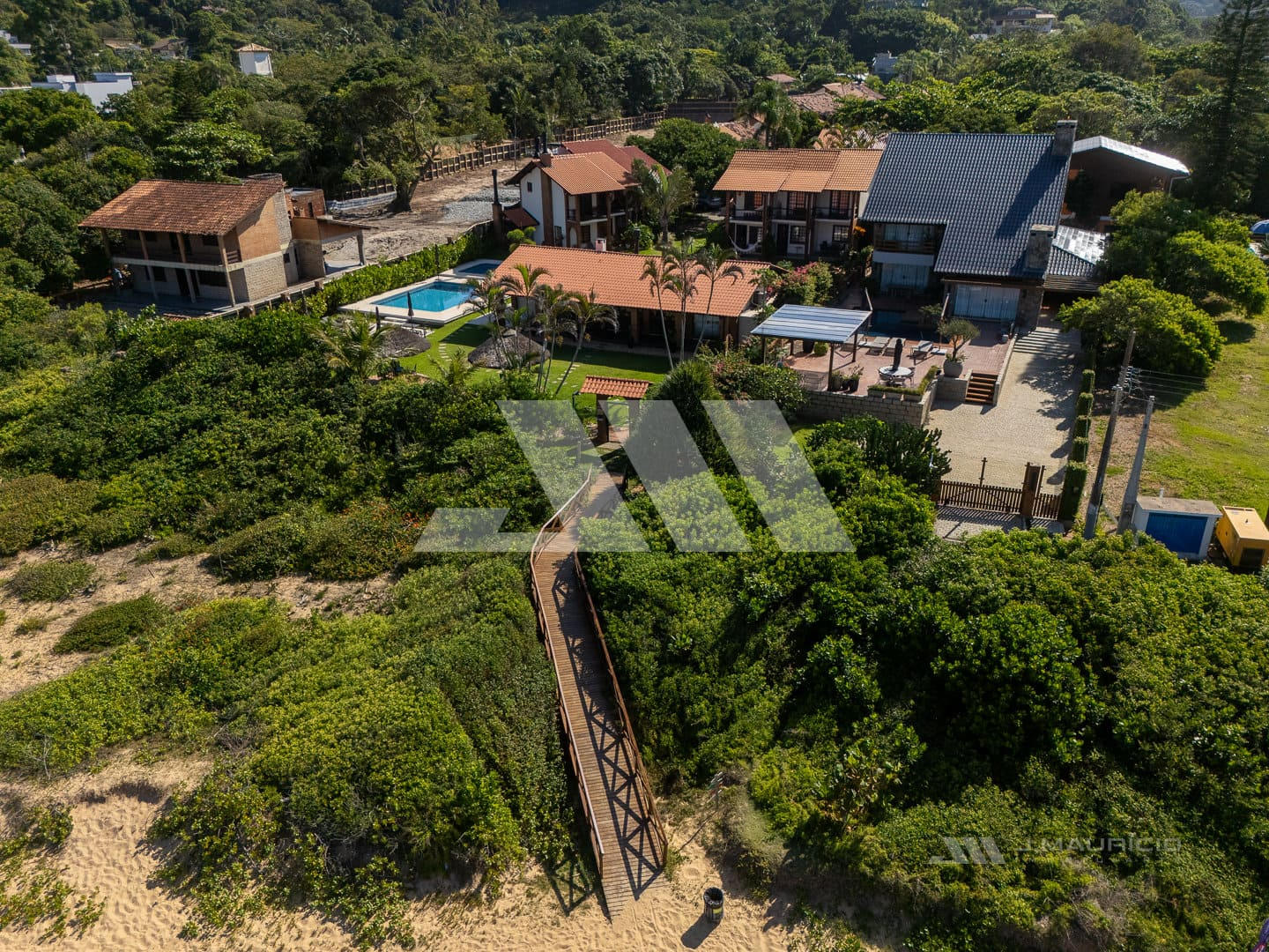 Casa frente-mar na Praia do Estaleiro em condomínio fechado