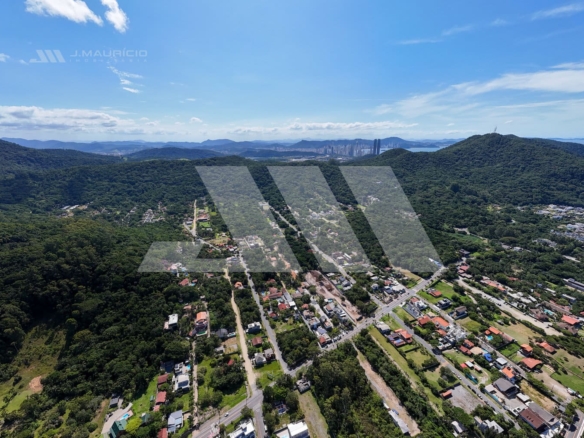Terreno amplo na Praia do Estaleiro — aproximadamente 930 m² à venda em Balneário Camboriú