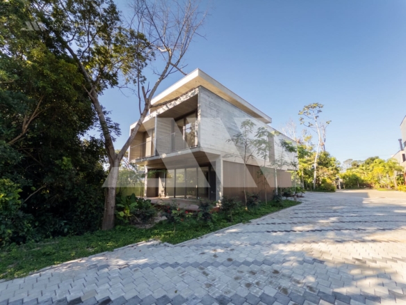 Casa no AYA Casas na Praia do Estaleiro com rooftop e piscina privativa