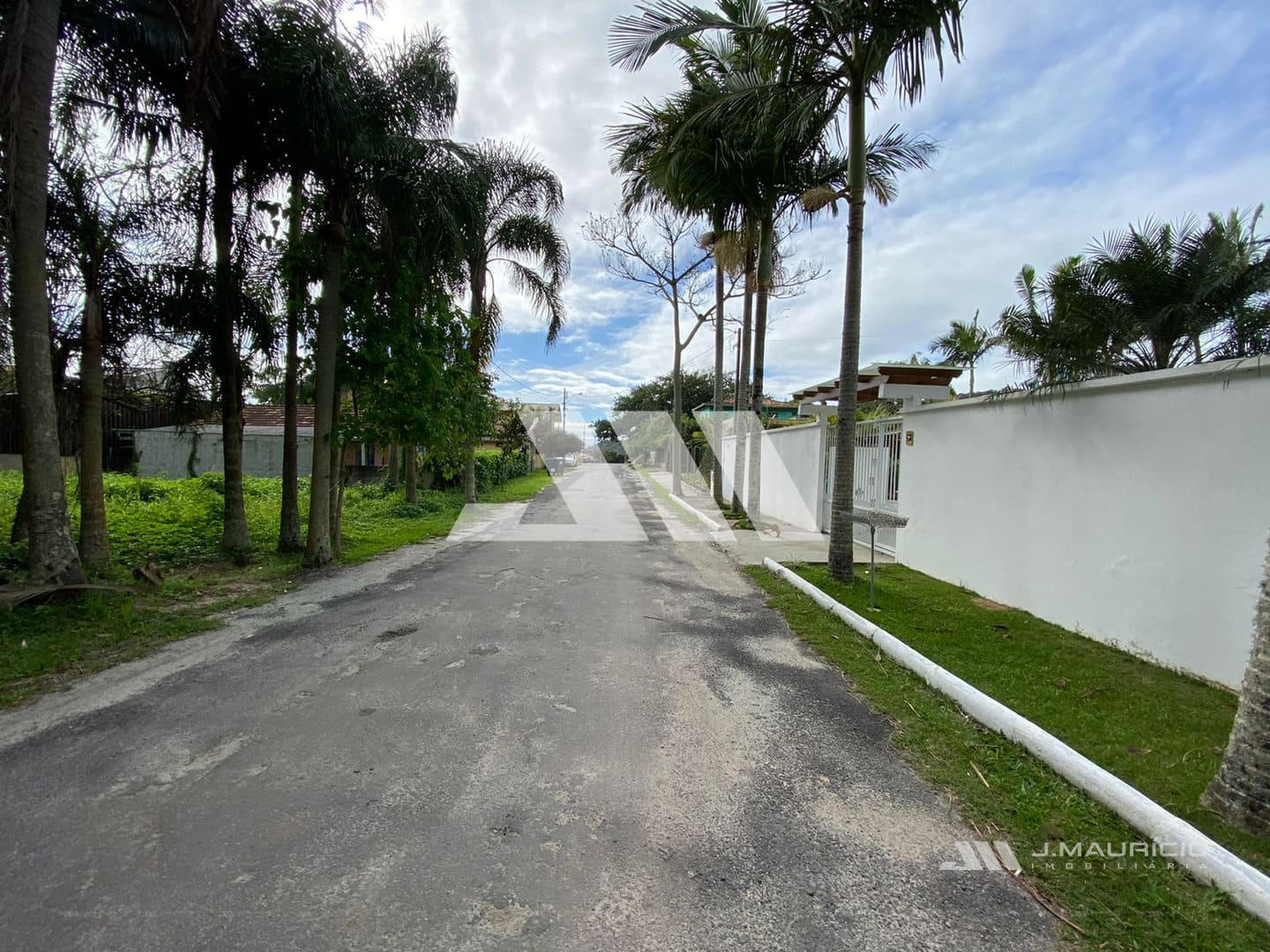 Terreno amplo na Praia de Taquaras com 1.066 m² e testada de 20 metros