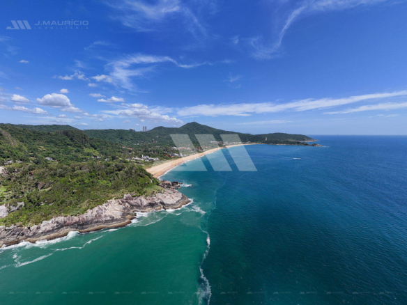 Espaços azuis no mercado imobiliário: vista aérea do mar e da vegetação na Interpraias, em Balneário Camboriú