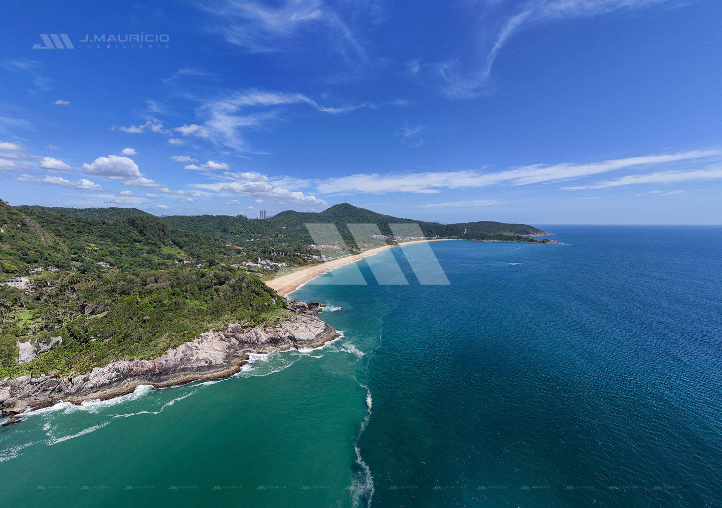 Espaços azuis no mercado imobiliário: vista aérea do mar e da vegetação na Interpraias, em Balneário Camboriú
